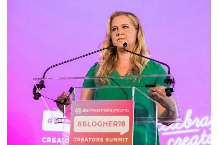 “Amy Schumer liegt auf dem Boden!” soll die Frau mehrfach gerufen haben. Melissa McCarthy fühlte sich geehrt: 