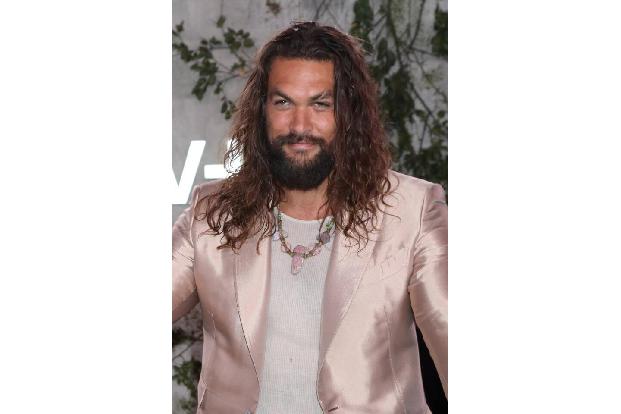 Jason Momoa überrascht gerade seine Fans. Er ist nämlich im Musikvideo zu 'Scary Little Green Men' zu sehen und schlüpft dar...