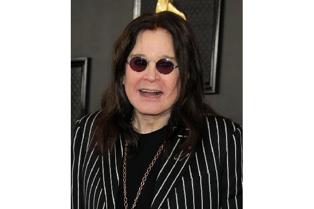 ...Ozzy Osbourne, aus dessen neuem Album der Song stammt. Die Frisur passt schon mal, ein schwarzer Mantel hat die Verwandlu...