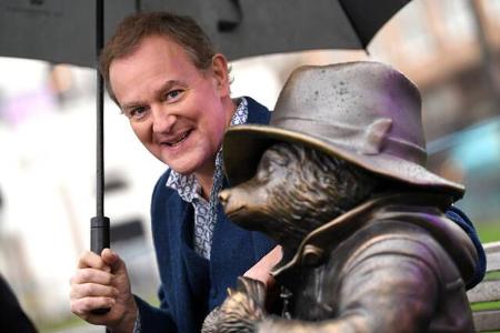 Auf dem von Kinos umgebenen Leicester Square in der Londoner Innenstadt werden zurzeit 100 Jahre Kino gefeiert - mit Statuen...