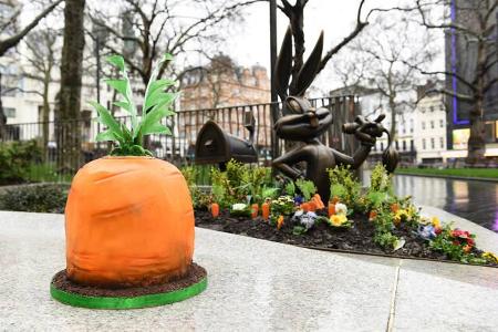 Der Hase hatte zur Einweihung seiner Statue am Donnerstag sogar einen Kuchen in Form einer Karotte mitgebracht. Im Rahmen de...