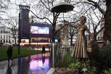 Auch Mary Poppins ist. Das beliebteste Kindermädchen der Filmgeschichte hat selbstverständlich immer seinen Regenschirm dabei.