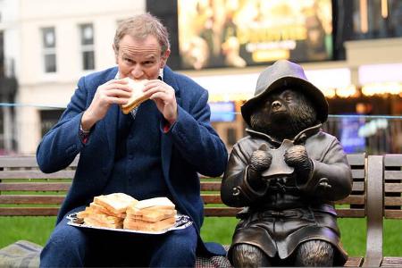 Klar, dass es sich Hugh Bonneville nicht nehmen ließ, zur Eröffnungsfeier gemeinsam mit Paddington ein Brot mit der berühmte...
