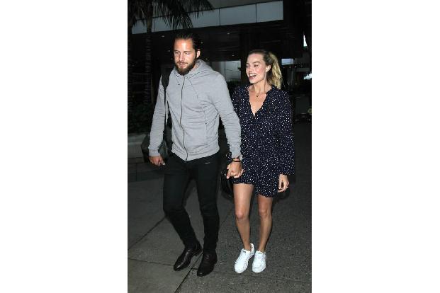 Margot Robbie und Tom Ackerleys Story ist etwas langwieriger. Die beiden hatten mehrere Tage in einer abgelegten Hütte in Ta...
