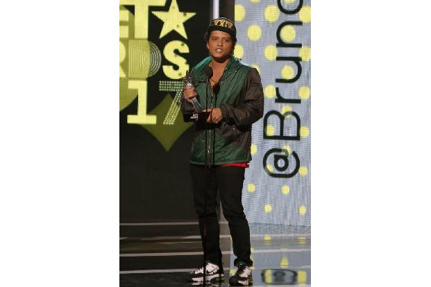 Auch Bruno Mars fing klein an: 2010 sollte er das Publikum für die Band Maroon 5 aufwärmen und begleitete diese bei ihrer 'H...