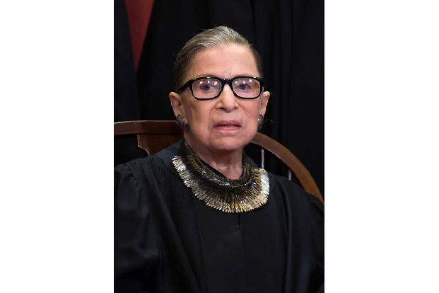 Sie machte weder als Schauspielerin noch als Sängerin Karriere, sondern schrieb als Beisitzende Richterin am US-amerikanisch...