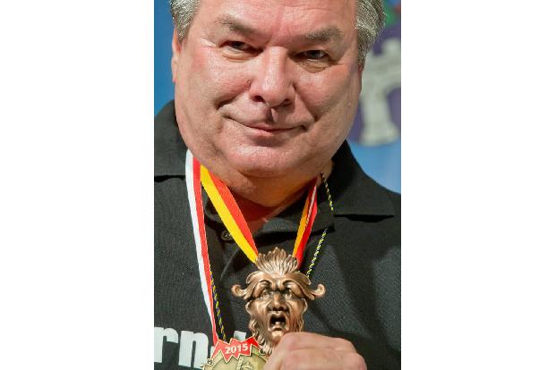 …über das Konzept der Samstagabendunterhaltung, bevor er Moderator Waldemar Hartmann mit den Worten 