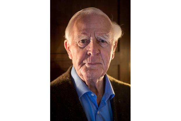 Die Geschichte seines Lebens liest sich fast wie eines seiner Bücher: David Cornwell, der als John le Carré quasi im Alleing...