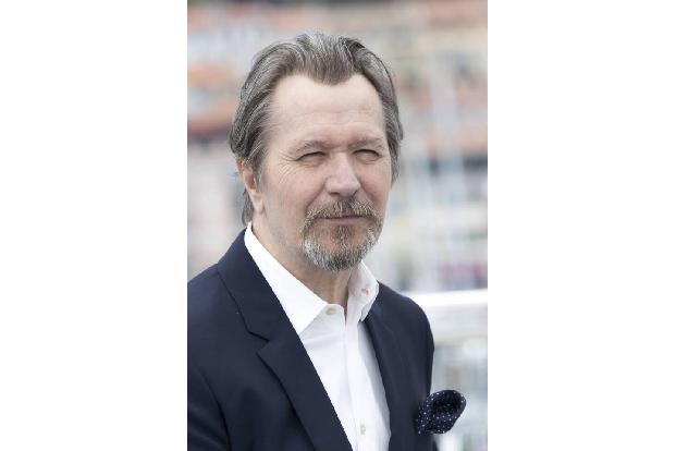 Einer der ersten, der dem verstorbenen Autor Tribut zollten, war Schauspieler Gary Oldman, der 2011 im Kino-Remake von 'Dame...