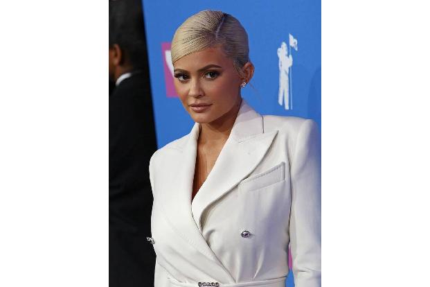 Kylie Jenner reihte sich in die vielen prominenten Stimmen ein, die ihren Fans auf Social Media nahelegten, wegen Corona zuh...