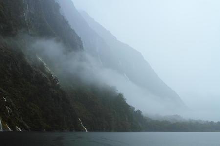 14 Fotolia_96932738_gburba_Milford Sound truebes Wetter.jpg