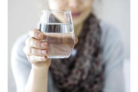 Wasser ist die Basis für gesunde Haut. Deshalb sollte man täglich mindestens zwei Liter trinken, um die Durchblutung und die...
