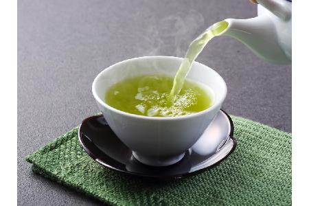 Grüner Tee hält im Winter nicht nur warm, er schützt die Haut auch vor schädlichen Einflüssen. Nicht umsonst wird Matcha mom...