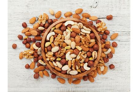 Wer abnehmen möchte, kann sich auf diesen Beauty-Booster verlassen: Nüsse enthalten Vitamin E und Eiweiß, das beim Abnehmen ...