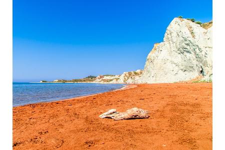 Auf der griechischen Insel Kefalonia ist hingegen Orange die dominierende Farbe. Auch am Xi Beach ist in den Sommermonaten m...