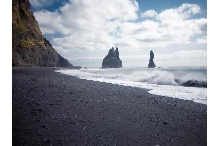 Streng genommen ist Schwarz natürlich keine Farbe. Der Reynisfjara Black Sand Beach auf Island und weitere Vertreter zählen ...