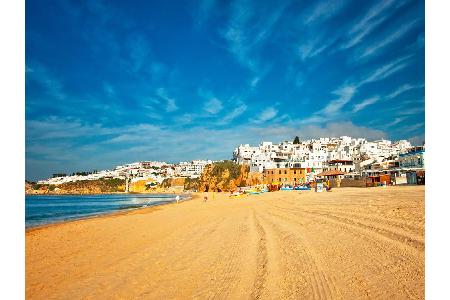 ALBUFEIRA: An der Südküste Portugals scheint der Sommer niemals zu enden. Die endlosen Strände der Algarve laden zu ausgedeh...