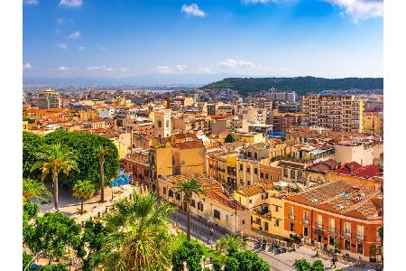SARDINIEN: Auch auf der italienischen Mittelmeerinsel ist (Sonnen-)Baden im Herbst kein Problem. Angenehme 23 Grad zeigt das...