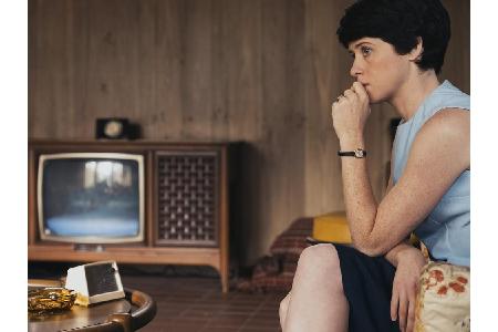 Aber auch das schwere Schicksal seiner Frau Janet (Claire Foy) und der gemeinsamen Kinder wird ins Blickfeld gerückt, die st...