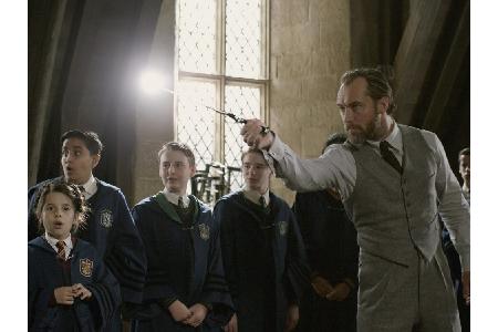 Um Grindelwalds Pläne zu vereiteln, wendet sich Albus Dumbledore (Jude Law) an seinen ehemaligen Schüler Scamander, der sein...