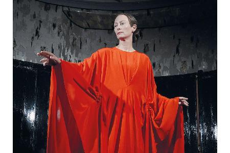 Während Susie unter der revolutionären künstlerischen Leiterin Madame Blanc (Tilda Swinton) außergewöhnliche Fortschritte ma...