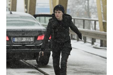 Zwar hat Lisbeth Salander (Claire Foy) sich von Mikael Blomkvist (Sverrir Gudnason) abgekapselt, dank ihrer Fähigkeiten als ...