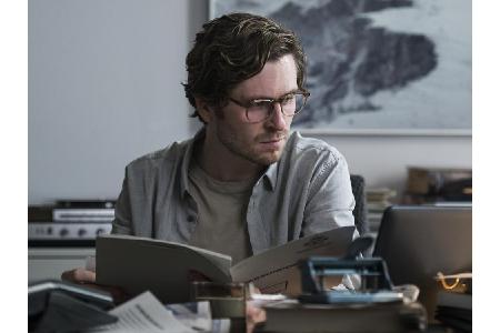 Blomkvist wird derweil als Journalist nicht mehr so ernst genommen wie früher, weil er seinen Biss verloren hat. Doch dann w...