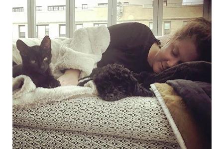 Am liebsten entspannt Comedian und Schauspielerin Amy Schumer (37) mit ihrem Hund Tati und ihrer Katze.