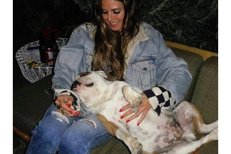 Entertainerin Heidi Klum (45) kuschelte gerne mit Bulldogge Pumba, dem Hund von Bill Kaulitz (28), dem Bruder ihres Freundes...