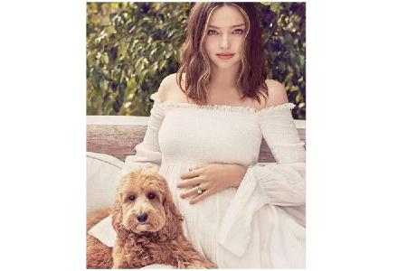 Nicht nur ihre Freizeit verbringt Supermodel Miranda Kerr (35) mit ihrem Hund. Auch für Shootings lässt sie sich mit dem bes...