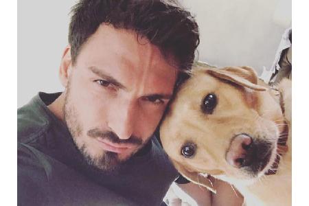 Süßer Hundeblick Fehlanzeige! Zumindest bei Mats Hummels (29). Der Bayern-Spieler liebt seinen Vierbeiner und postet öfters ...