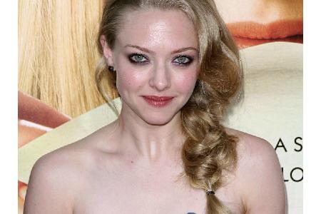 Amanda Seyfried (32) liebt es locker. Der seitlich gebundene Zopf hängt ihr lässig über die Schulter, ein Look der besonders...