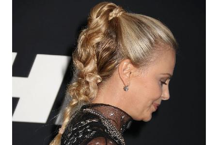 Charlize Theron zeigt hingegen eine Variante für lange Haare mit Pferdeschwanz und einem dicken Zopf im Undone-Style.