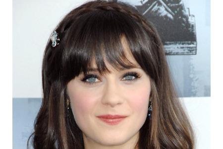 Für alle mit Pony: Einfach einen kleinen Haarkranz flechten und feststecken wie Zooey Deschanel.