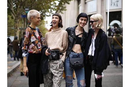 Bei der Fashion Week 2018 in Paris zogen auch Fashionistas wie Anna Rubin, Sasha Knysh, Cami You-Ten and Halo Berge (v. l.) ...