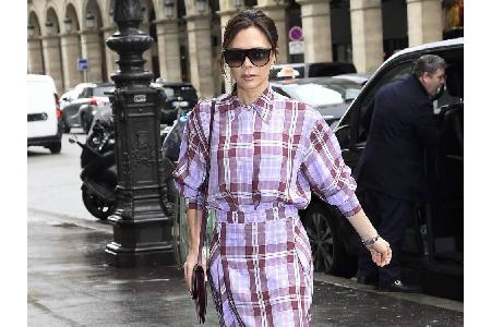 Karo kommt wieder! Das weiß auch Victoria Beckham. Zu einem knöchellangen Rock mit Karomuster in Burgunderrot und Flieder tr...