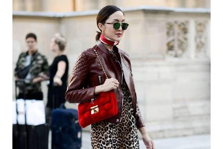 Eine Farbe, die jeden Herbst zurückkehrt, ist Bordeaux. Ob als Kleidungsstück oder Accessoire in Form einer Tasche oder Schu...