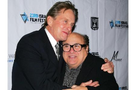 Die Hollywood-Stars Danny DeVito und Michael Douglas verbindet eine echte Männerfreundschaft, die seit über 50 Jahren Bestan...