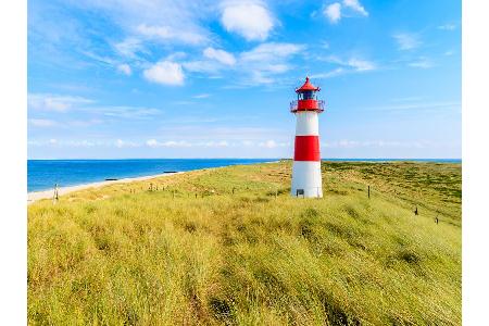 Die Reise beginnt auf Sylt, genauer gesagt am Leuchtturm List-Ost. Das 22 Meter hohe Bauwerk stammt aus dem Jahr 1857 und st...