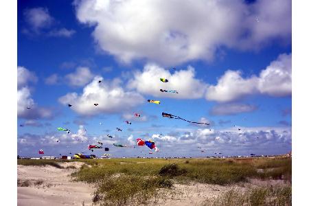 Sankt Peter-Ording an der Nordseeküste Schleswig-Holsteins ist nicht nur ein Paradies für Freunde des Drachensteigens und Ki...