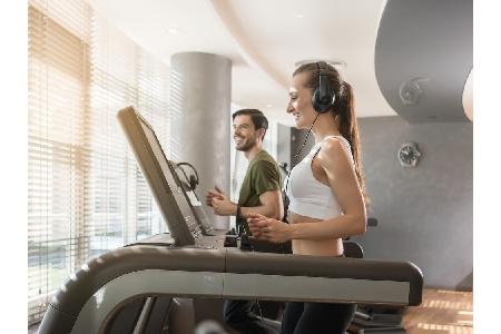 Ablenkung durch TV, Smartphone oder Magazine mag vielen helfen, sich überhaupt auf ein Trainingsgerät zu setzen. Wer sich al...