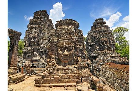 Meterhohe, aus Stein gemeißelte Gesichter blicken in der Tempelanlage Bayon auf die Besucher herab. Rund 200 an der Zahl sin...