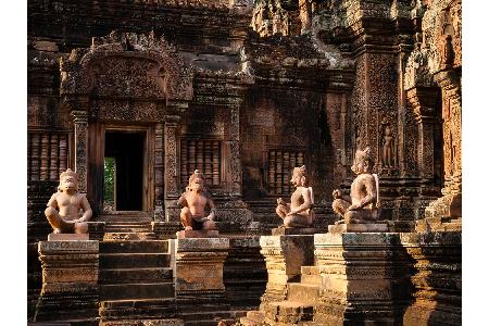 In der Provinz Siem Reap liegt die hinduistische Tempelruine Banteay Srei. Mythische Yaksha-Wächter mit Löwen-, Affen- und G...