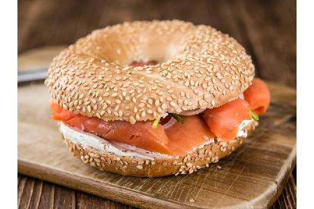 Ein Bagel schmeckt nicht nur hervorragend, sondern ist auch schnell zubereitet und macht lange satt. Belegen Sie ihn mit Fri...