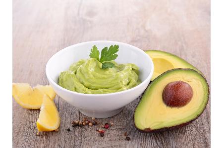 Ob als Dip oder Brotaufstrich: Avocado-Creme schmeckt lecker und ist reich an gesunden Fetten, Vitamin A und Biotin. Zerdrüc...