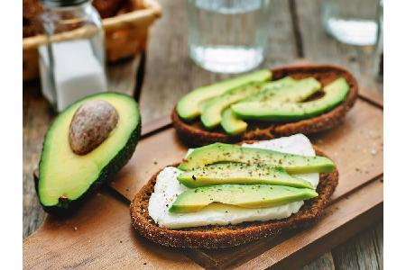 Wer keine Zeit und Lust hat die Avocado zu pürieren, kann sie auch in Scheibenform auf dem Brot zu sich nehmen. Das Vitamin ...