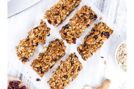 Müsliriegel aus Getreide und Trockenobst (wie z.B. Cranberries) sind der ideale Snack, um den Körper mit Energie zu versorge...