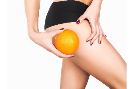 Viele Frauen und Männer leiden darunter: Orangenhaut! Dabei muss man sich für Cellulite nicht schämen. Wer trotzdem den Dell...