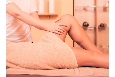 Ein Grund mehr für Massagen! Sie entspannen nicht nur, sondern regen auch die Durchblutung an und festigen die Haut.