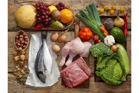 Auch von Innen kann man den Dellen zuvorkommen. Ernährung ist das A und O für starkes Bindegewebe. Experten empfehlen etwa m...